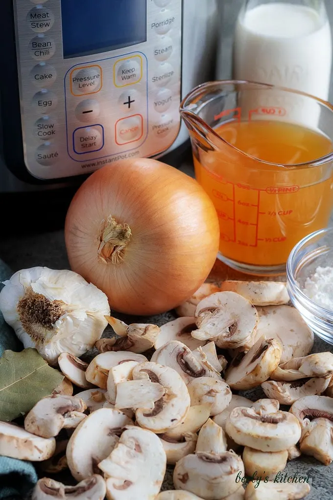 The easy mushroom soup ingredients likes fresh mushrooms, vegetable broth, and white onions.