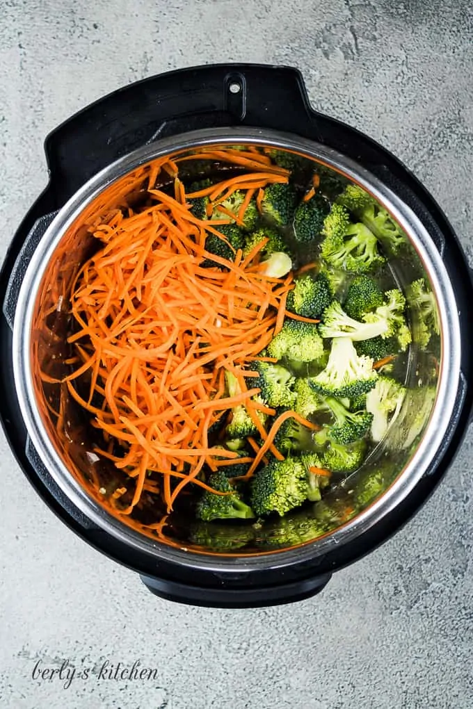 Carrots and broccoli florets have been added to the liner.