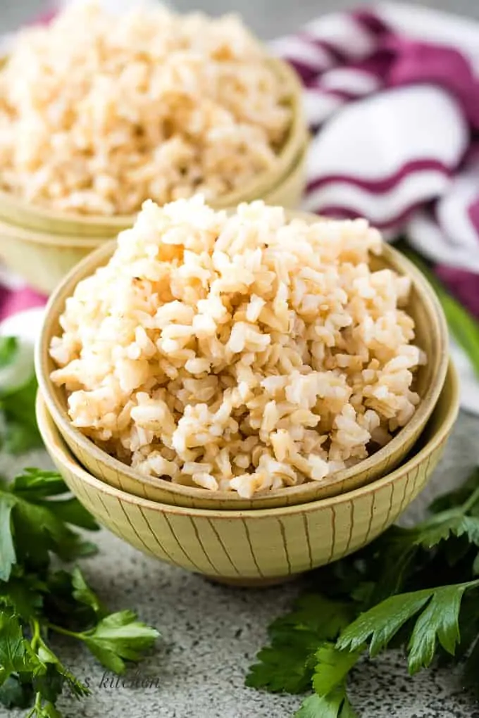 A close-up picture of two bowls of the minute brown rice.