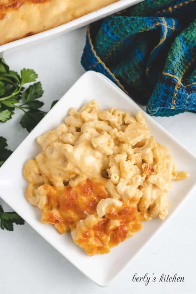 Top-down view of the mac and cheese on a plate.