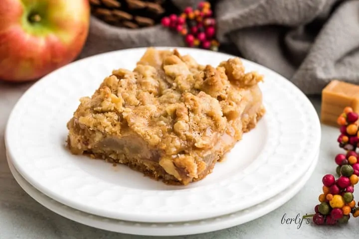 A serving of the apple crumble bars on a plate.