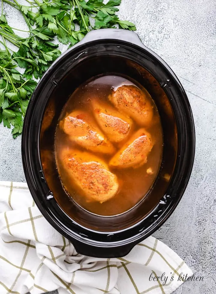 The barbecue chicken cooking in the pot.