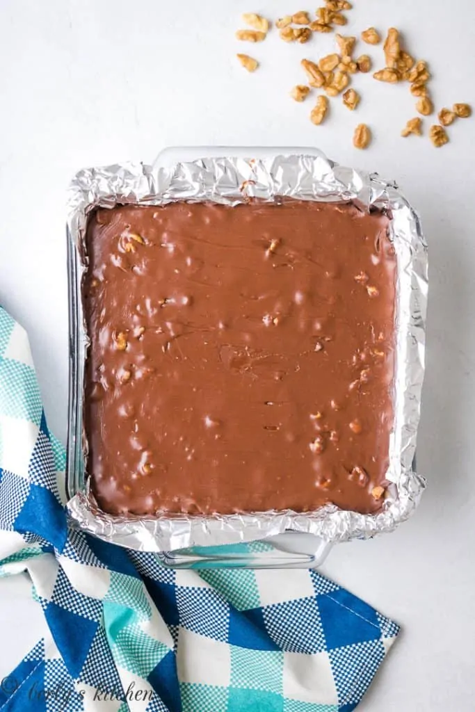 The fudge transferred to the prepared baking dish.