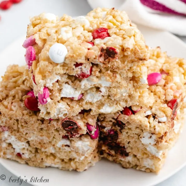 Several rice krispie treats on a plate.