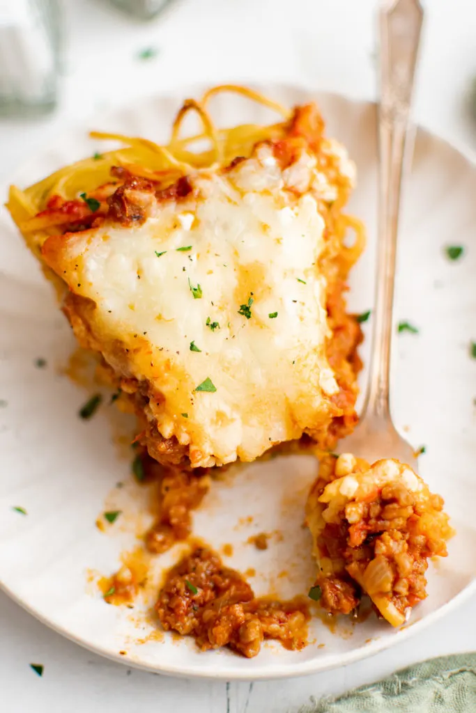 Top down view of pasta pie on a plate.