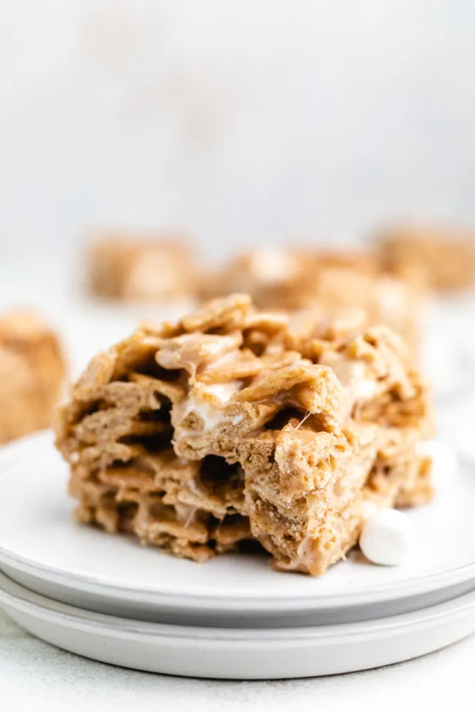 Side view of a cinnamon toast crunch bar on a stack of plates.