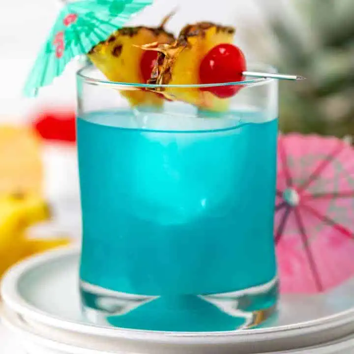 Electric smurf cocktail in a glass.