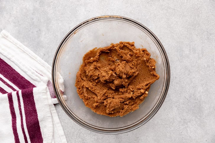 Cinnamon filling in a bowl.